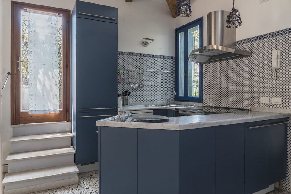 Full-size fridge, microwave, oven, stovetop