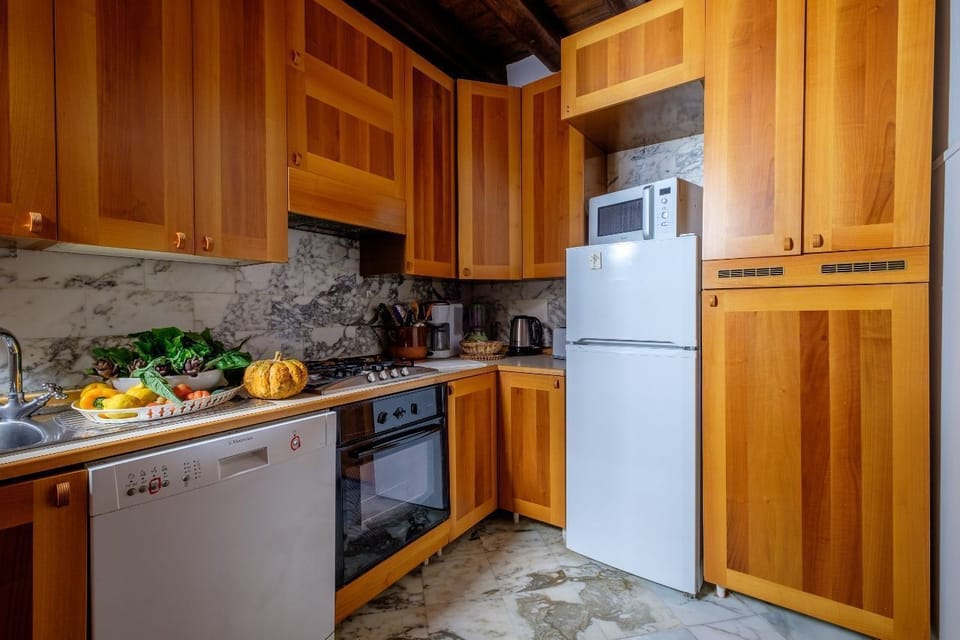 Full-size fridge, microwave, oven, stovetop