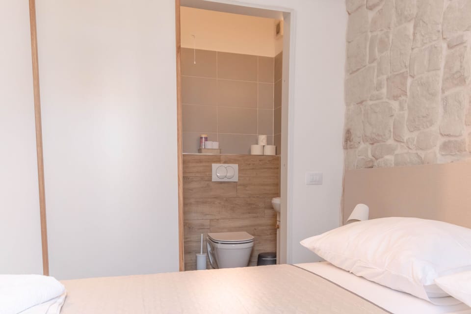 City Studio Suite | Desk, iron/ironing board, free WiFi, bed sheets