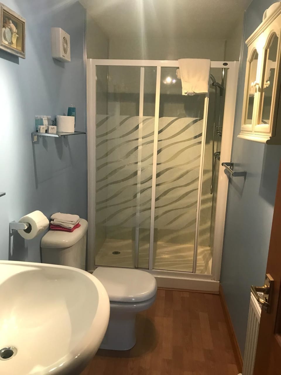 Comfort Double Room, Ensuite | Bathroom | Shower, free toiletries, hair dryer, towels