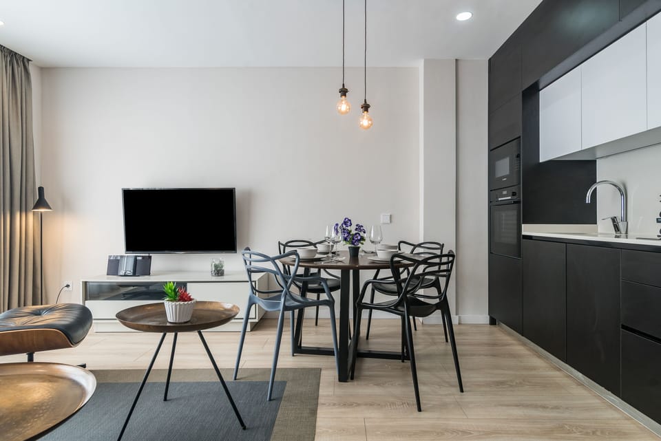 Full-size fridge, microwave, oven, stovetop