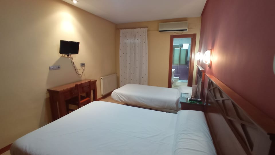 Triple Room, Balcony (Cama Doble + Cama Individual) | Desk, blackout drapes, free WiFi, bed sheets