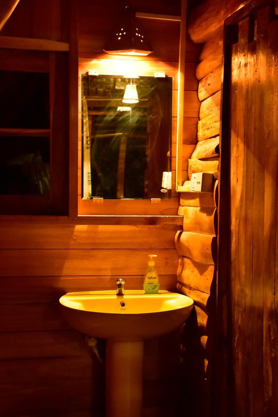 Shower, free toiletries, towels