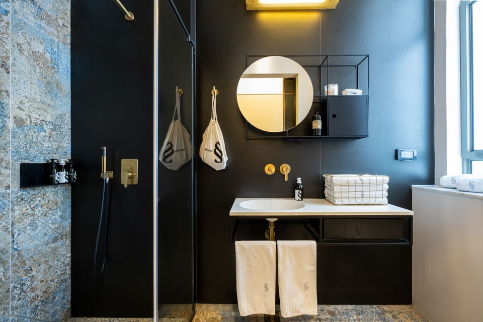 Superior Studio, Balcony | Bathroom | Shower, free toiletries, hair dryer, towels