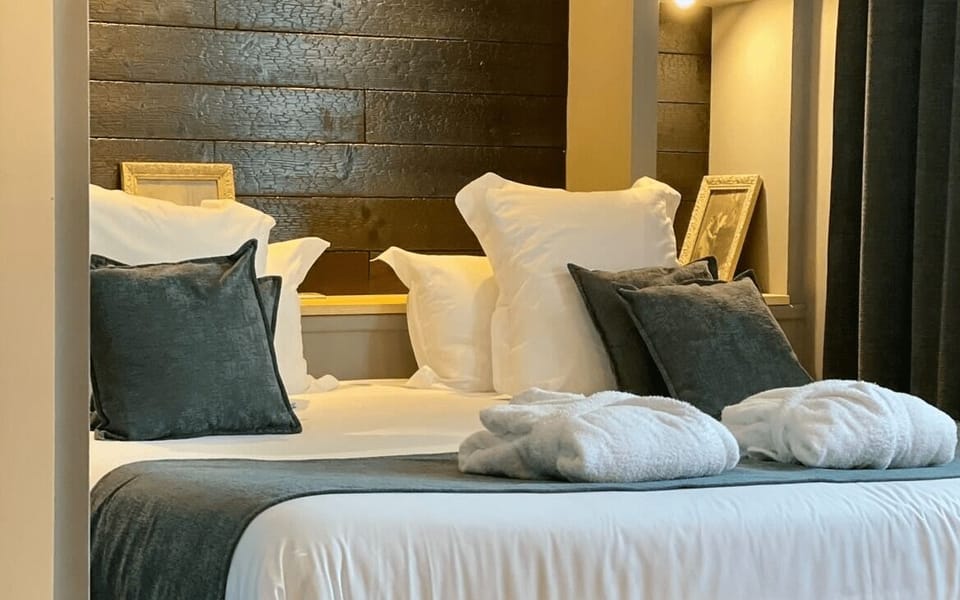Suite | Desk, free WiFi, bed sheets