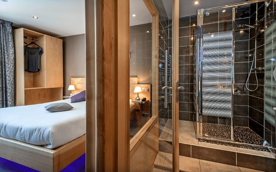 Comfort Double Room, Pool View | Bathroom | Free toiletries, hair dryer, towels