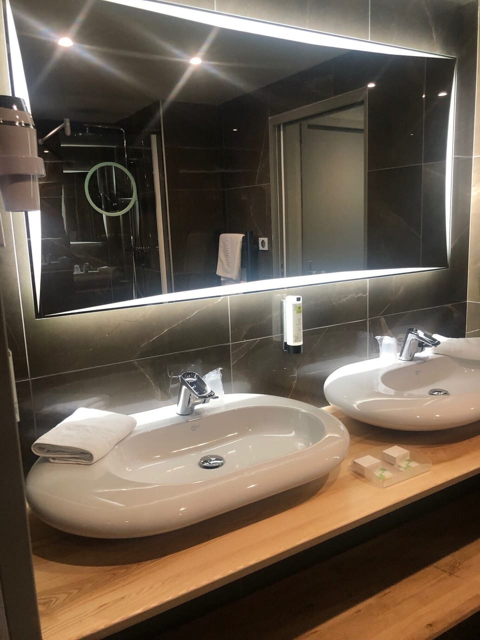 Family Apartment | Bathroom | Free toiletries, hair dryer, towels