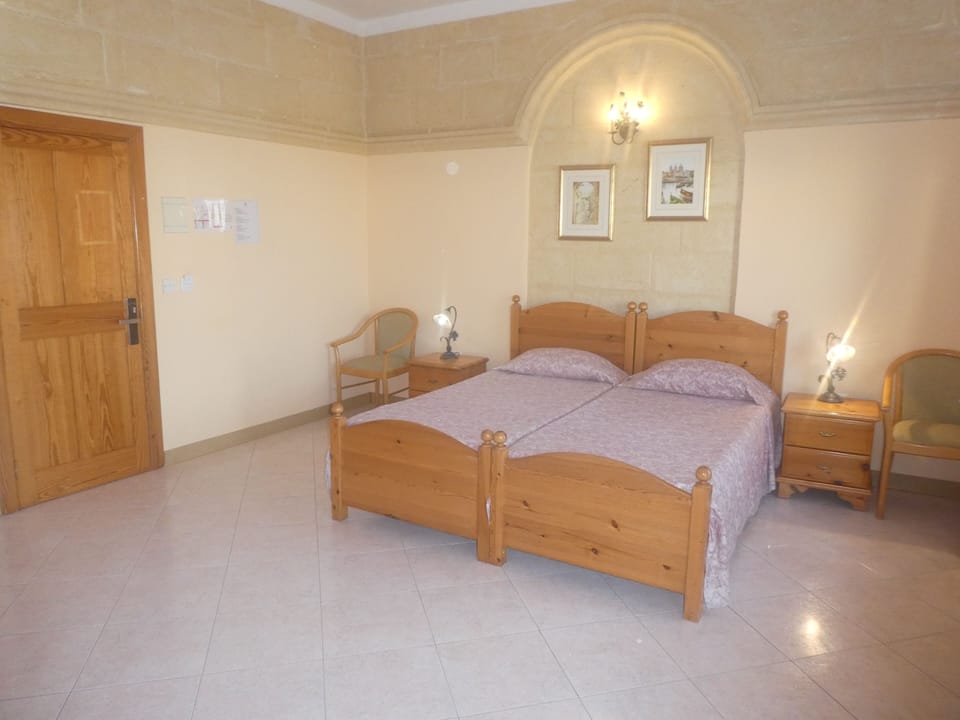 Twin Bed Sea View | Desk, free WiFi, bed sheets