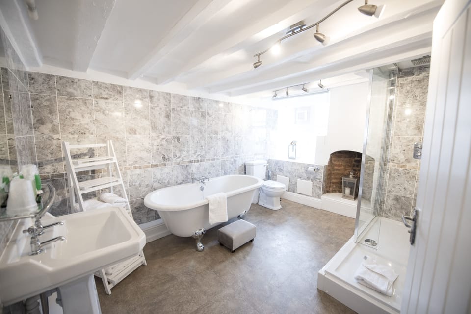 Penthouse (Suite) | Bathroom | Hair dryer, towels