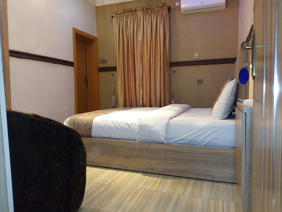 Deluxe Double Room | Minibar, in-room safe, desk, iron/ironing board