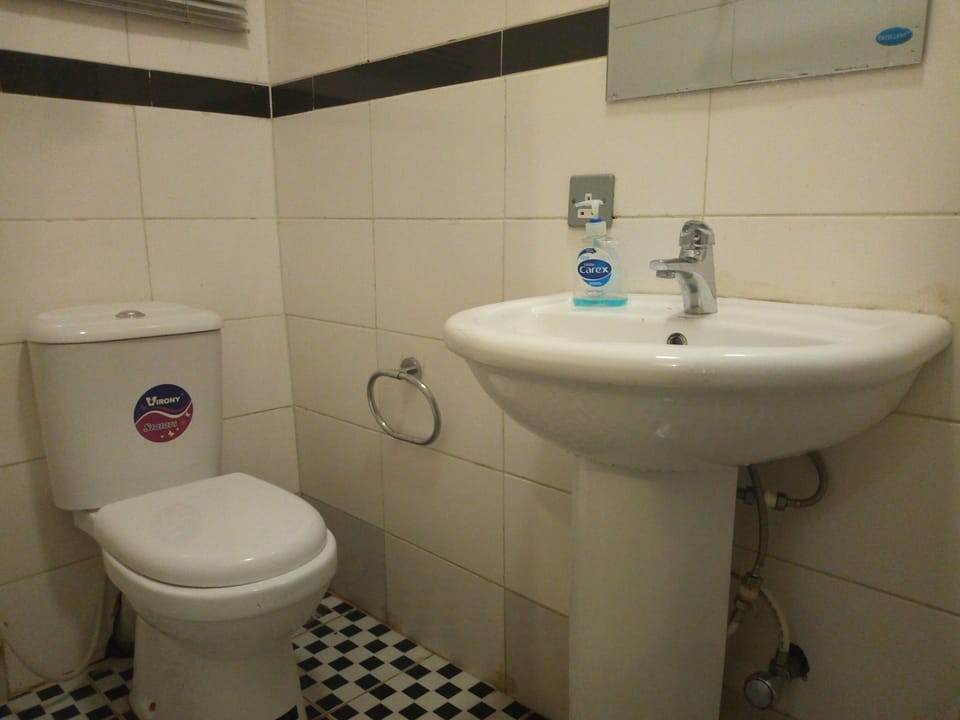 Classic Room | Bathroom | Shower, rainfall showerhead, free toiletries, towels