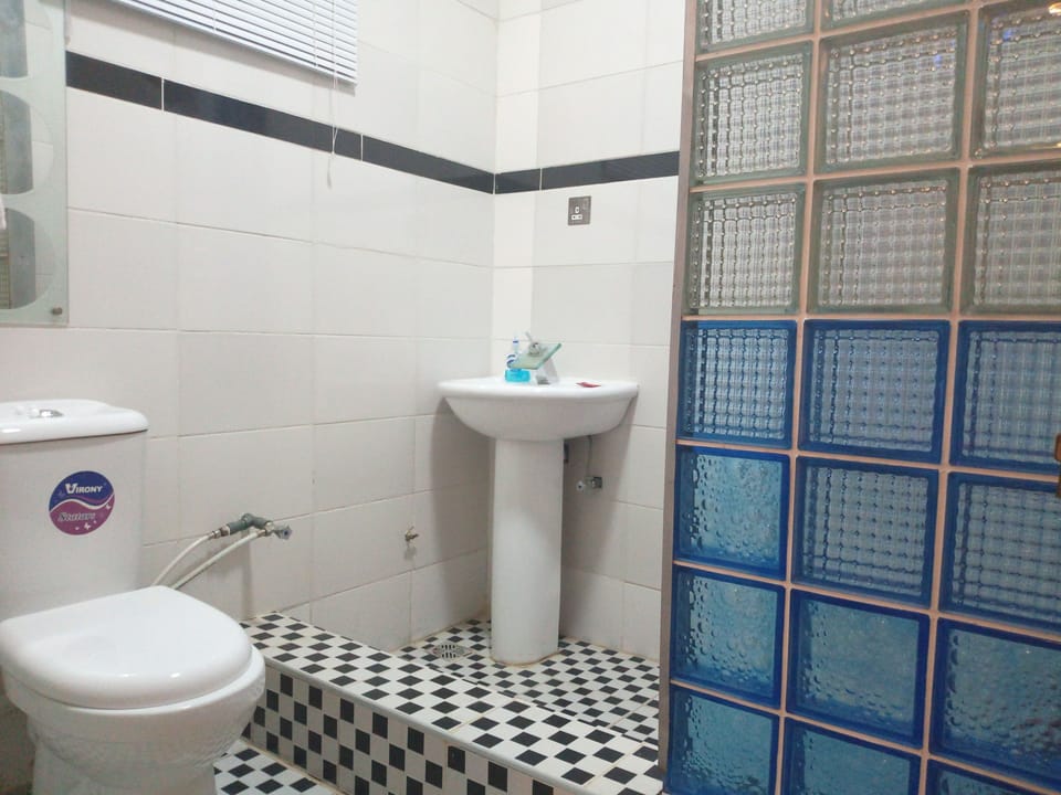 Shower, rainfall showerhead, free toiletries, towels