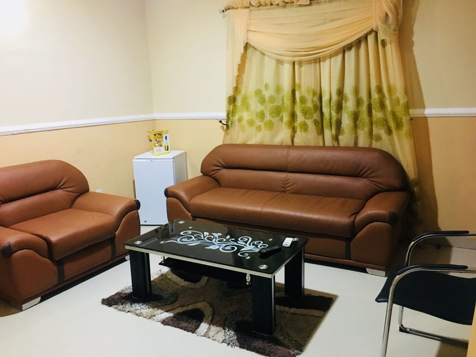 Royal Suite | In-room safe, desk, laptop workspace, bed sheets
