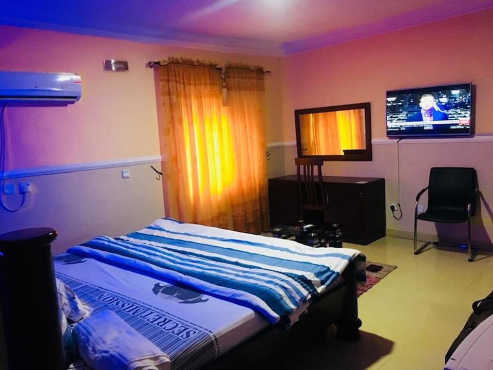 Executive Double Room | In-room safe, desk, laptop workspace, bed sheets