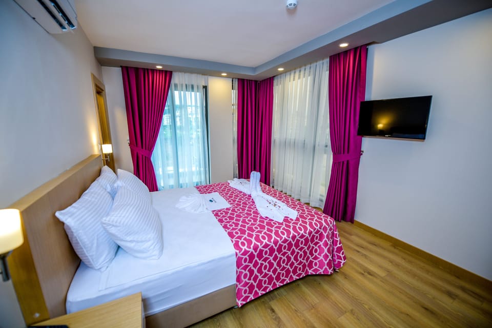 Standard Double Room | In-room safe, desk, blackout drapes, soundproofing