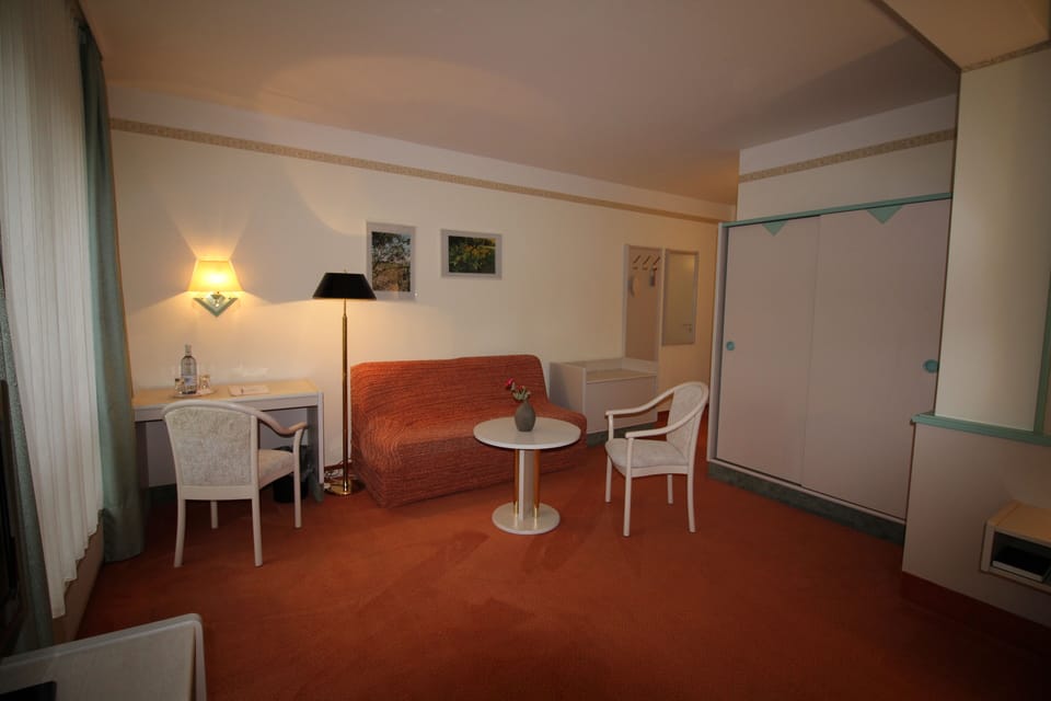 Studio | Minibar, desk, soundproofing, rollaway beds