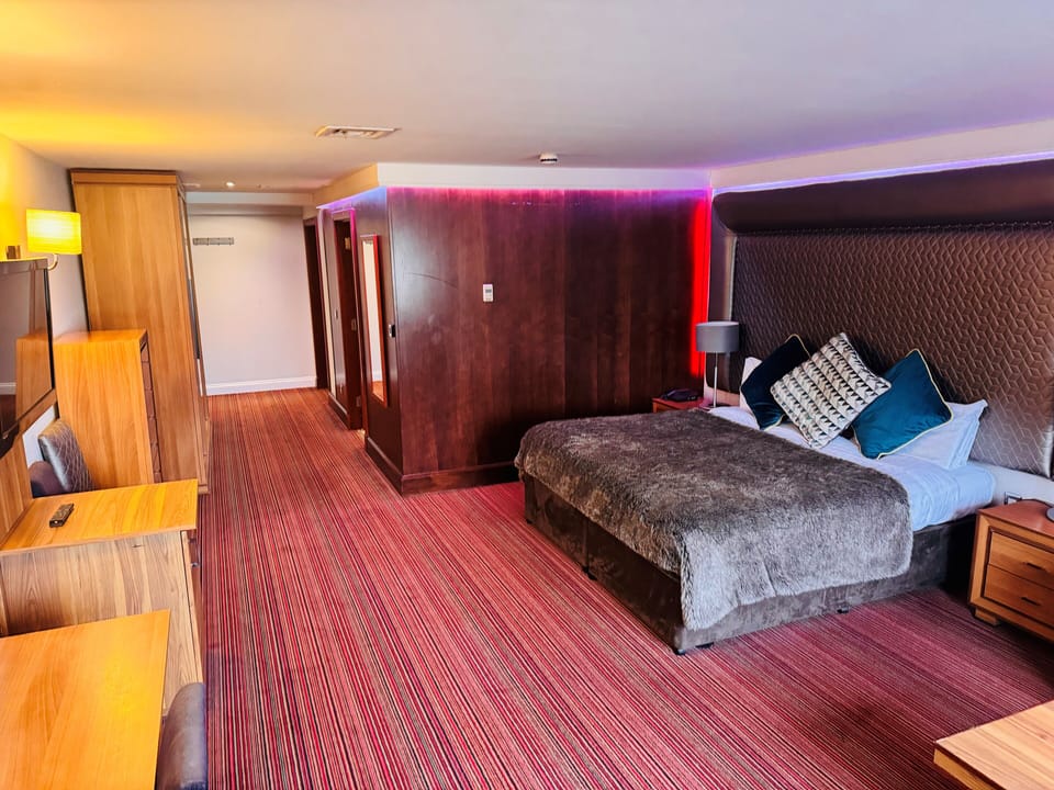 Deluxe Suite | Desk, iron/ironing board, free WiFi, bed sheets