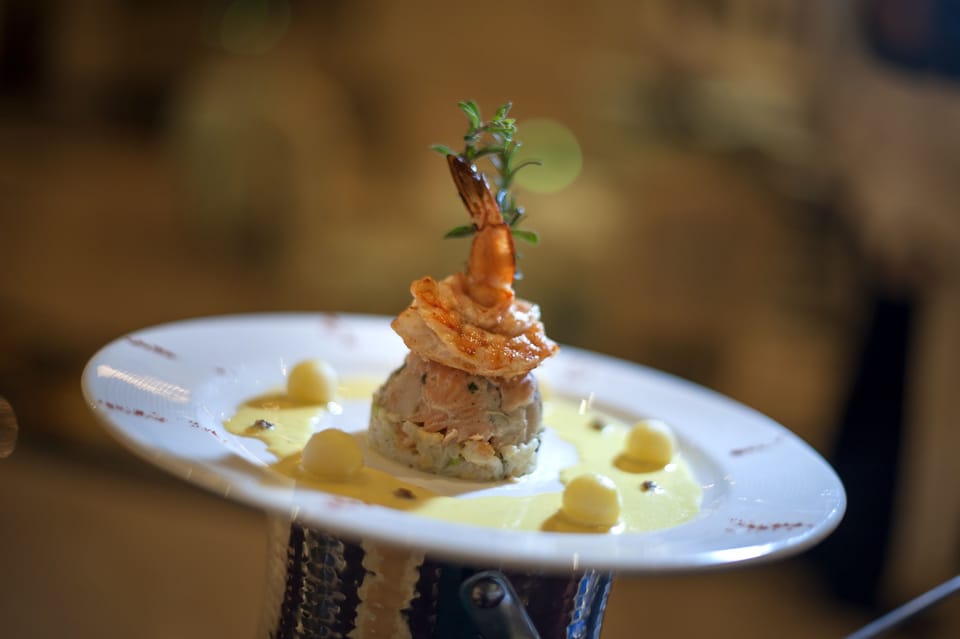 6 restaurants; breakfast, lunch, and dinner served