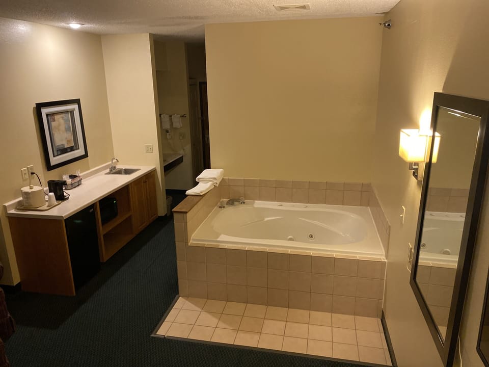 Deluxe Studio Suite, 1 King Bed, Non Smoking, Hot Tub | Desk, WiFi (free), alarm clocks, bed sheets