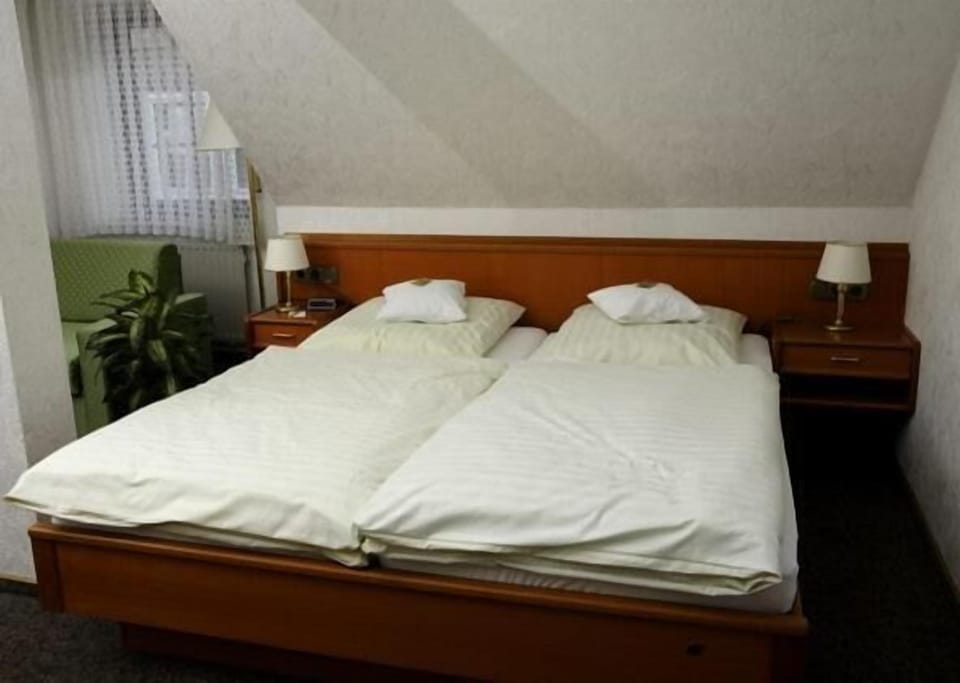 Desk, cribs (surcharge), WiFi (free), bed sheets