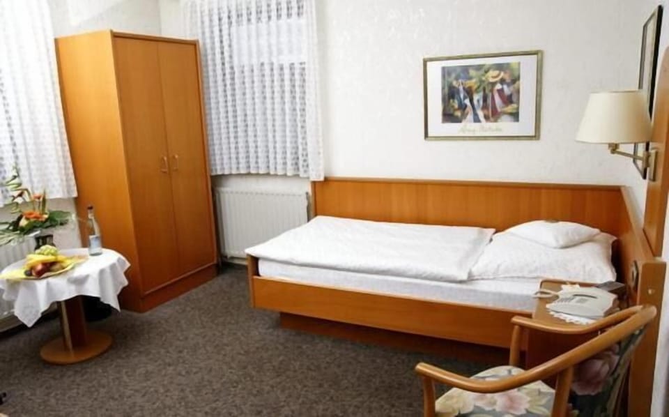 Desk, cribs (surcharge), WiFi (free), bed sheets