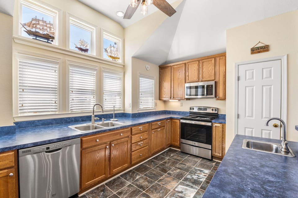 JR4309: Azure Dreams l Top Level Kitchen