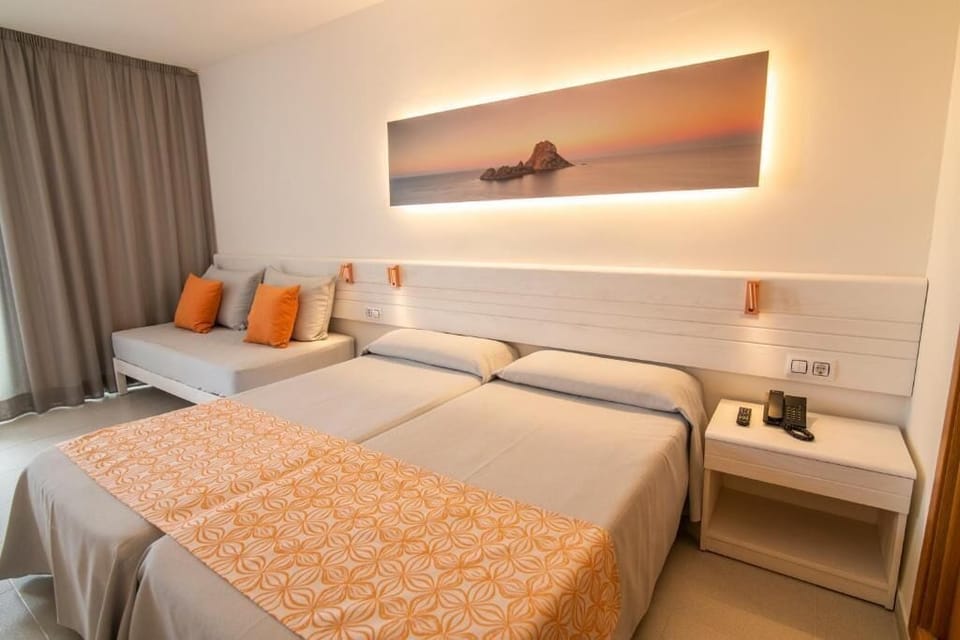 Comfort Double Room, Balcony | In-room safe, desk, blackout drapes, iron/ironing board (on request)