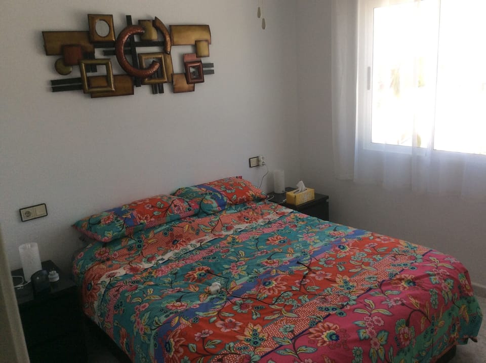 Front bedroom room .kingsize bed ceiling fan..aircon hot and cold by remote 