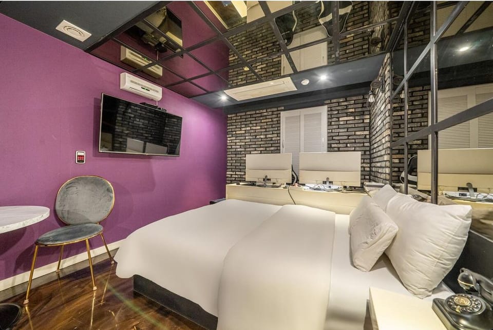 Luxury Suite | Blackout drapes, WiFi (free), bed sheets
