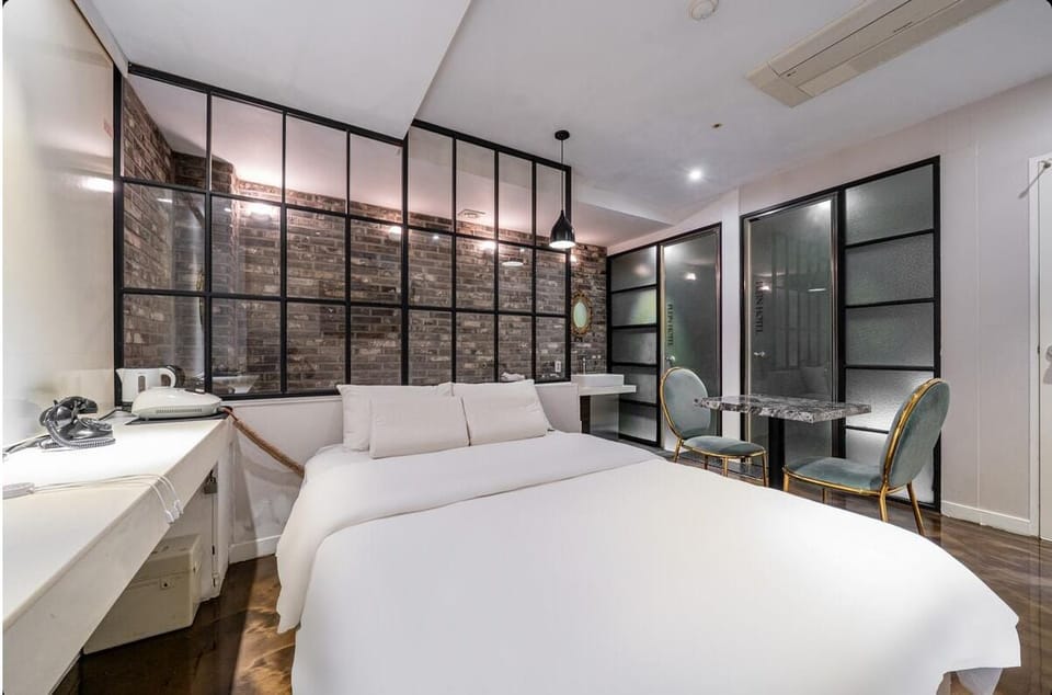 Plein | Blackout drapes, WiFi (free), bed sheets
