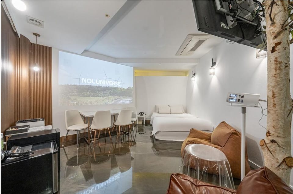 Santorini | Blackout drapes, free WiFi, bed sheets