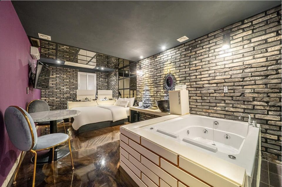 Luxury Suite | Blackout drapes, free WiFi, bed sheets