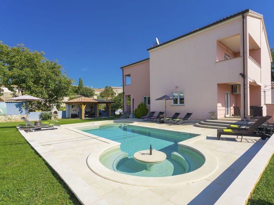 Property, Building, House, Residential Area, Real Estate, Swimming Pool, Home, Architecture, Grass, Estate