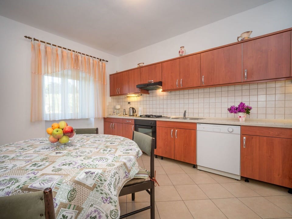 Room, Property, Furniture, Interior Design, Building, Kitchen, Floor, Cabinetry, Real Estate, House