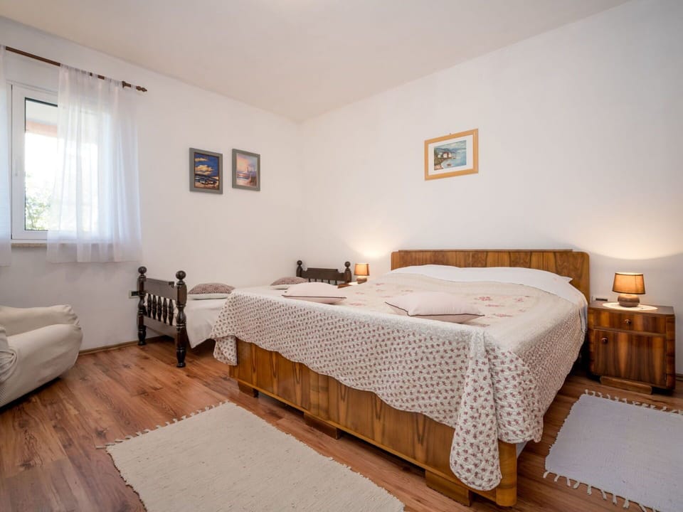 Bedroom, Bed, Furniture, Room, Bed Sheet, Property, Mattress, Bedding, Floor, Bed Frame