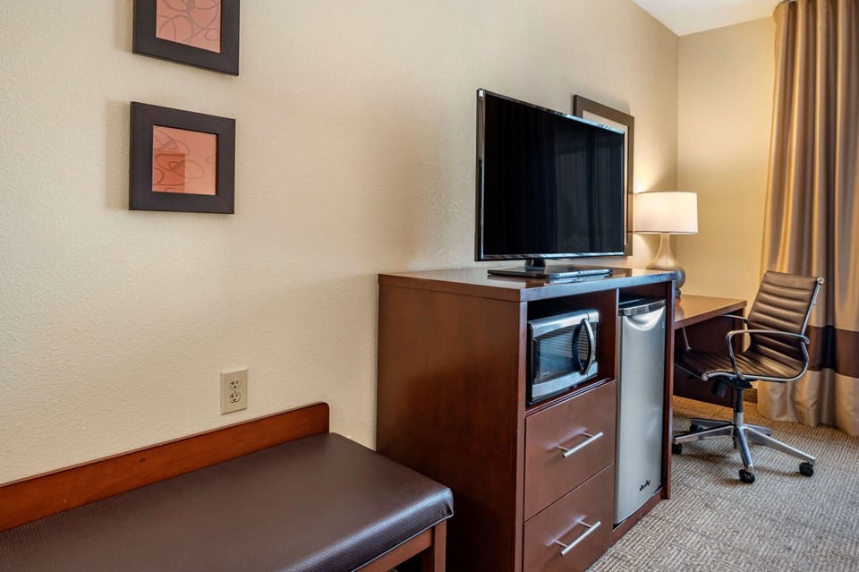 Standard Room, 1 King Bed, Non Smoking | Premium bedding, down comforters, desk, laptop workspace