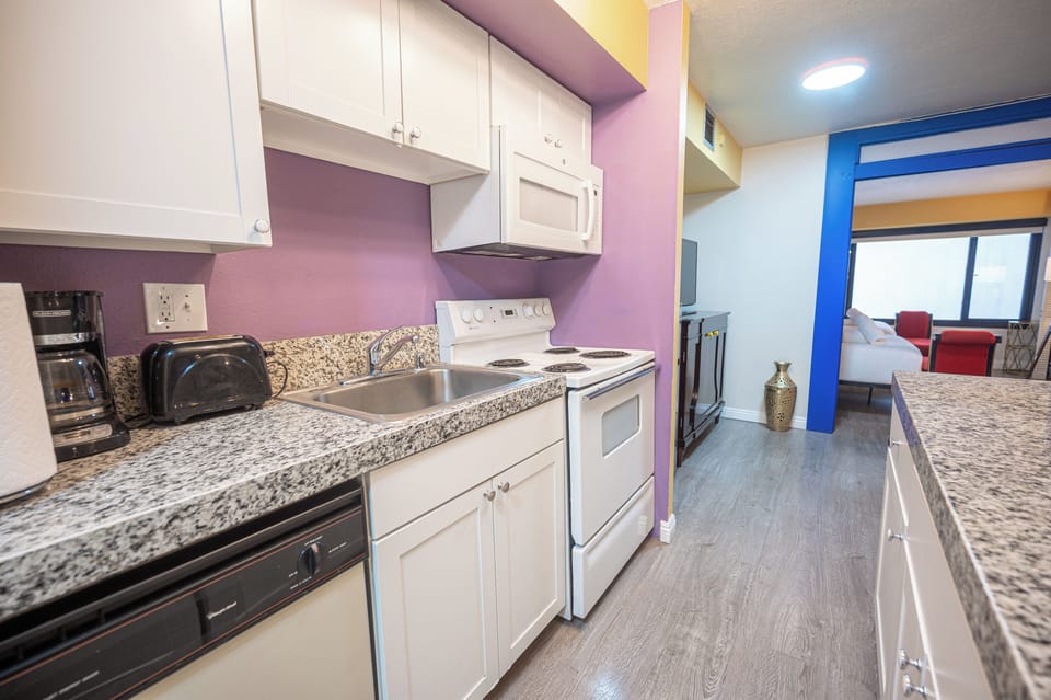 Superior Apartment, Multiple Beds, Non Smoking | Private kitchen | Fridge, microwave, oven, stovetop