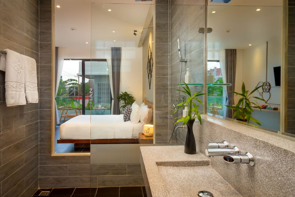 Deluxe Double with Balcony | Egyptian cotton sheets, premium bedding, down comforters, minibar