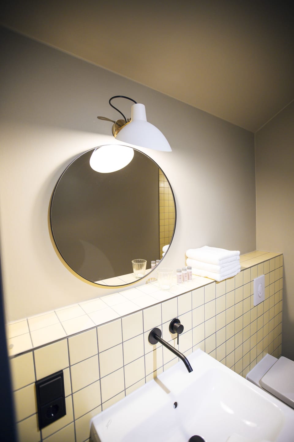 Family Room, Accessible | Bathroom | Shower, free toiletries, hair dryer, towels