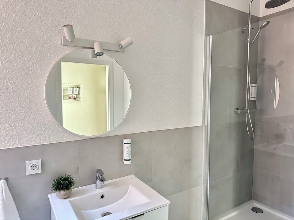 Shower, hair dryer, towels, shampoo