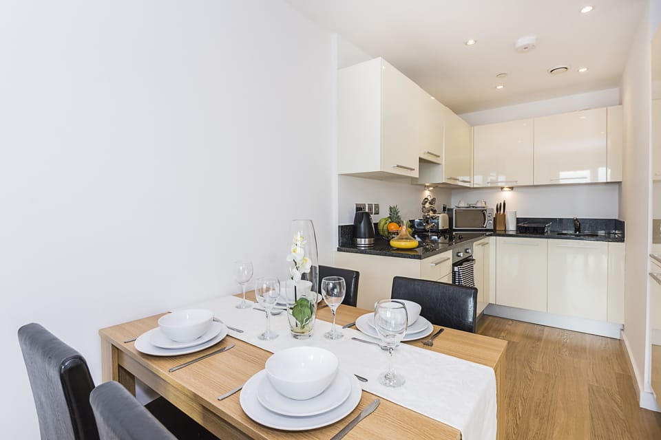 City Apartment, 1 King Bed, Non Smoking, City View | In-room dining