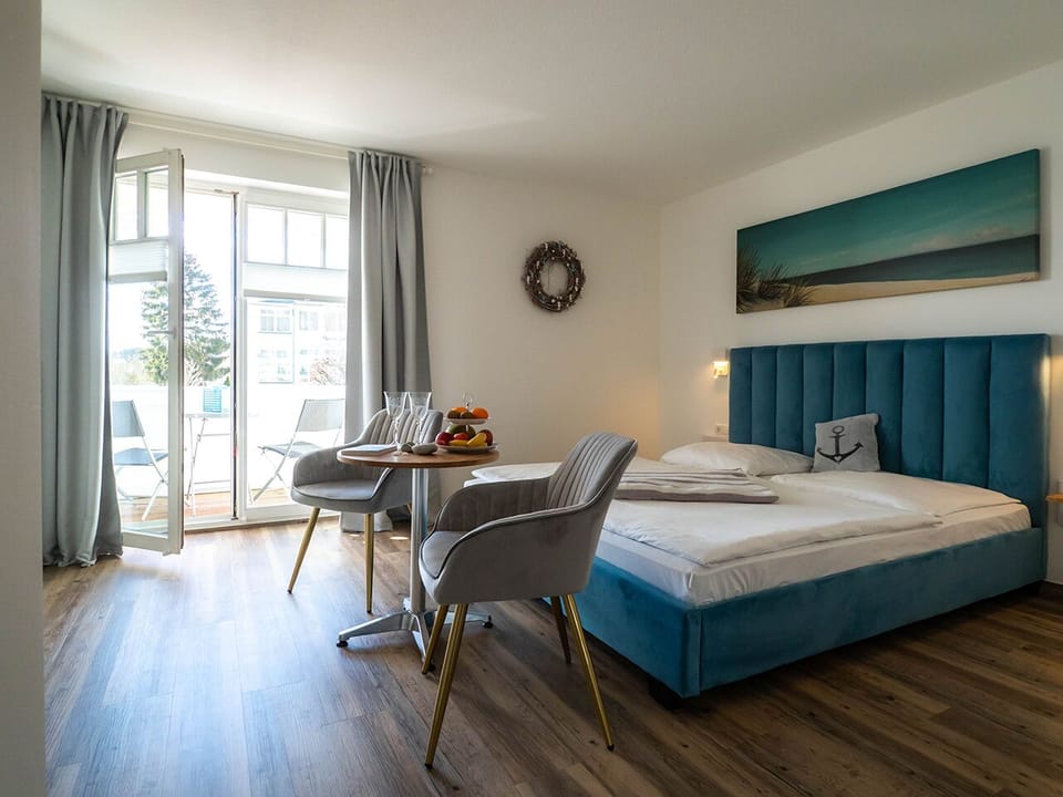 Luxury Double Room | Living area | 40-inch flat-screen TV with satellite channels