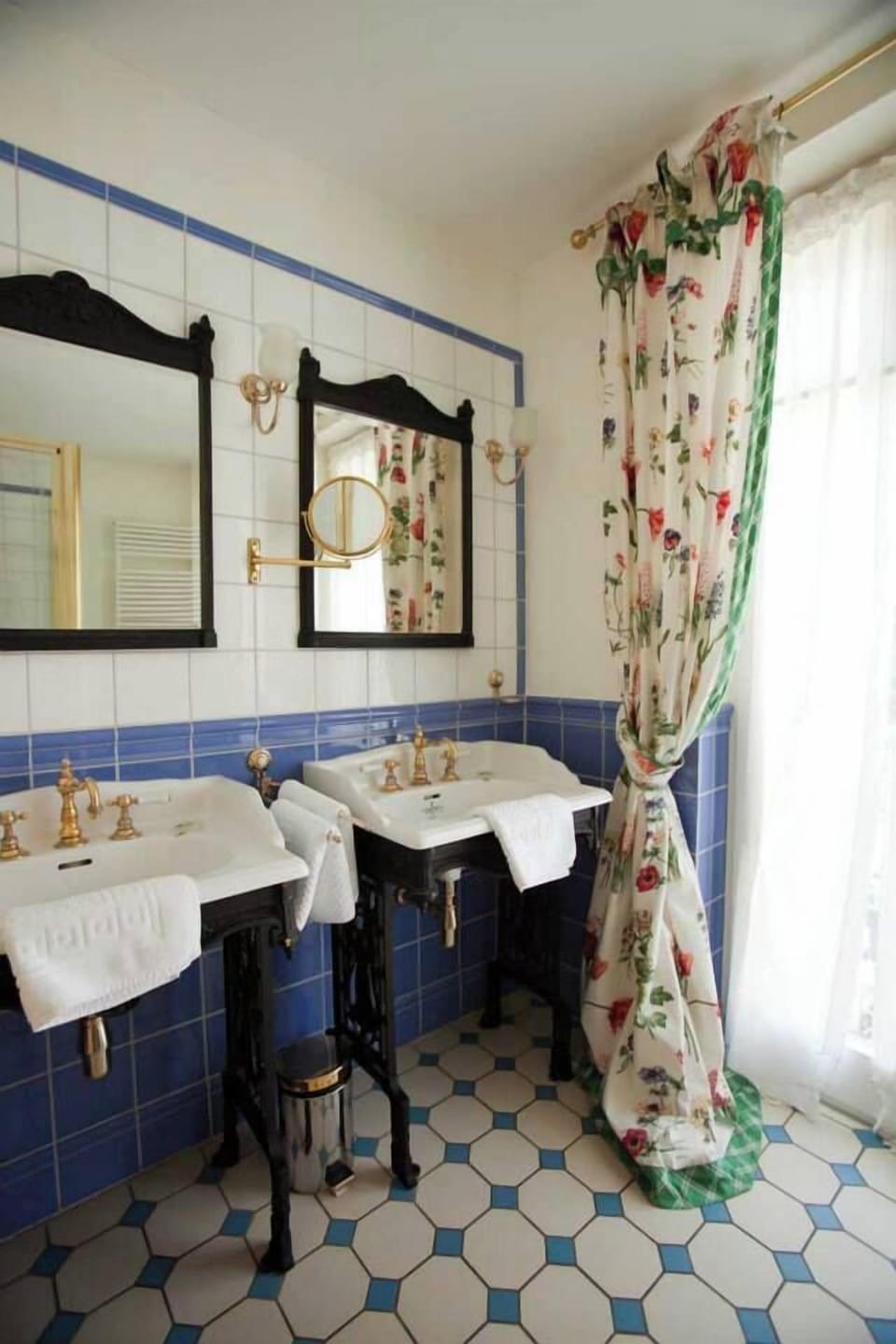 Double Room | Bathroom | Free toiletries, hair dryer