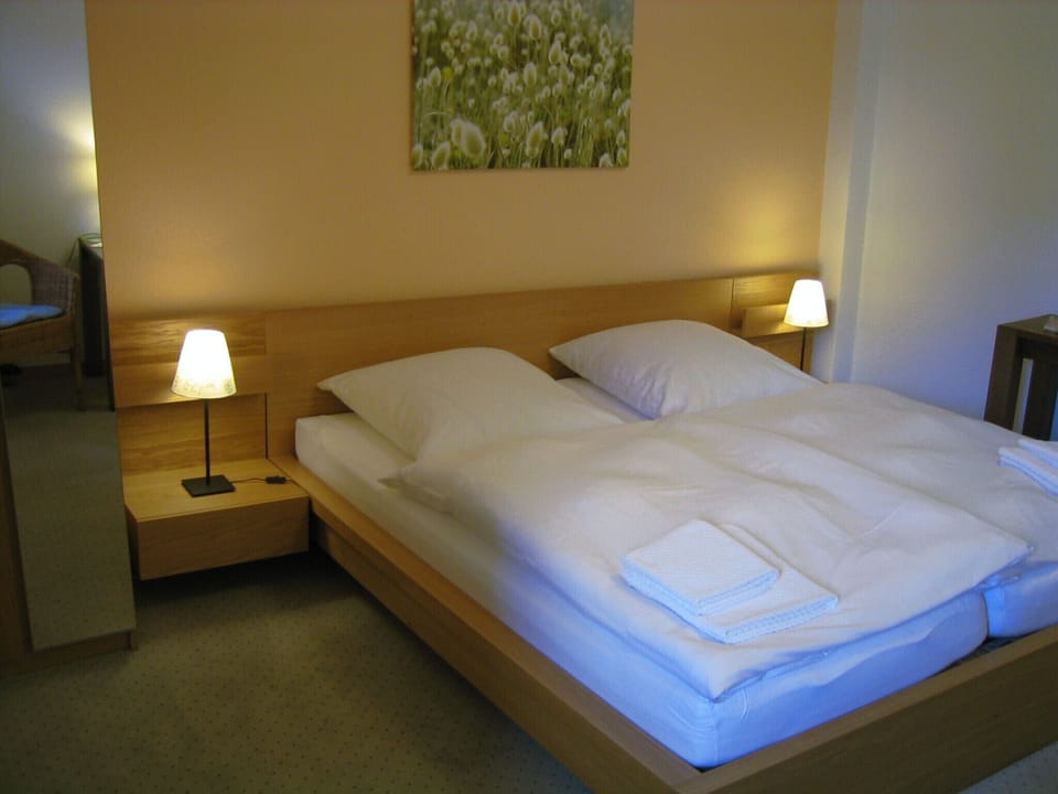 Double Room | Desk, WiFi (free), bed sheets