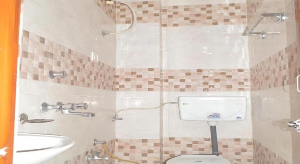 Family Room, 1 Bedroom | Bathroom | Shower, rainfall showerhead, free toiletries, towels