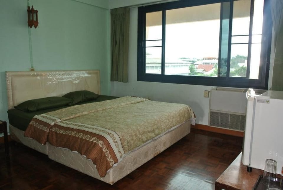 Standard Double Room | In-room safe, desk, WiFi (free), bed sheets