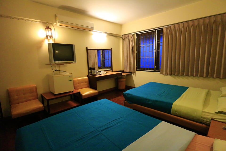 Family Room, Non Smoking | In-room safe, desk, free WiFi, bed sheets
