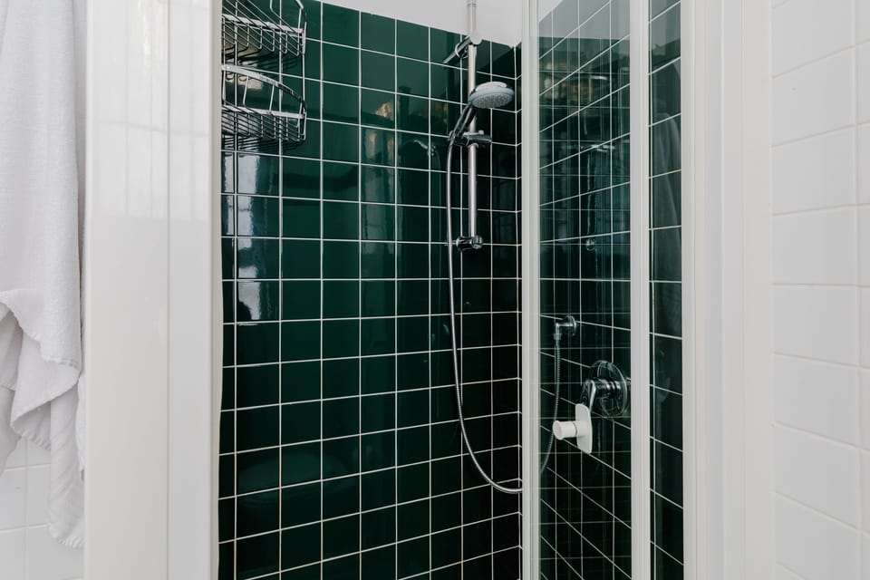 Classic Triple Room | Bathroom | Shower, free toiletries, hair dryer, bidet