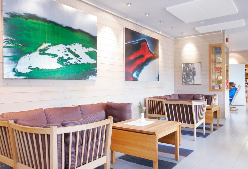 Lobby lounge