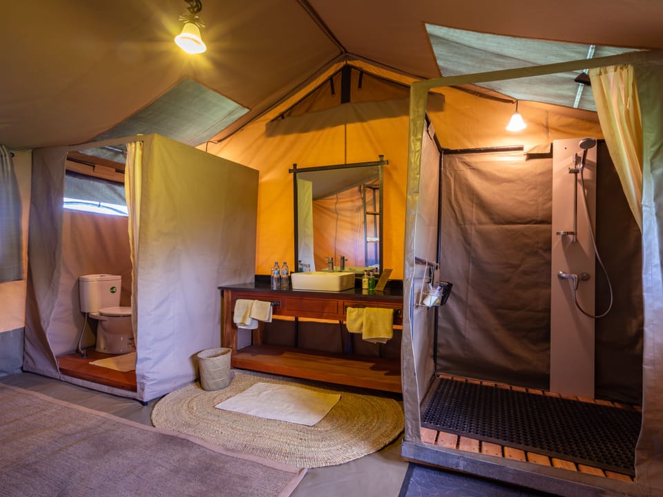Shower, rainfall showerhead, free toiletries, bathrobes